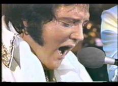 Elvisov zadnji nastop je bil le redko gledan. Do sedaj! Poslušajte tole njegovo mojstrovino!