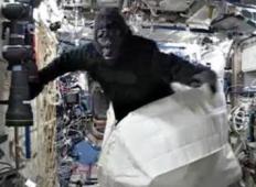 Ne boste verjeli kaj je storil ta astronavt. V vesolje je pretihotapil obleko gorile, da bi prestrašil svoje prijatelje ...