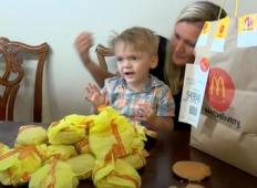 2-letni fantek naročil 31 burgerjev iz McDonaldsa. Ko jih je zagledala mama ni mogla verjeti svojim očem.
