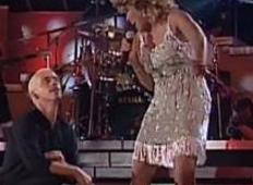 Nastop iz leta 1998, ki ne bo nikoli pozabljen! Tina Turner in Eros Ramazzotti zapojeta kot še nikoli prej!
