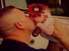 Kot gasilec je pomagal pri porodu. Le mesec dni pozneje doživi presenečenje življenja!