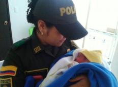 Ta dojenček je bil odvžen in zavit v preprogo. Policistka ga je podojila in mu rešila življenje!
